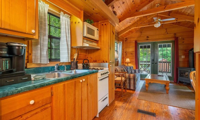 Candler Casa | Engadine Inn & Cabins