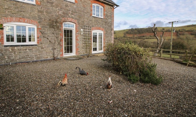 Bishops Castle Casa | ENGLAND SHELVE FARMHOUSE, pet friendly in Bishop's Castle
