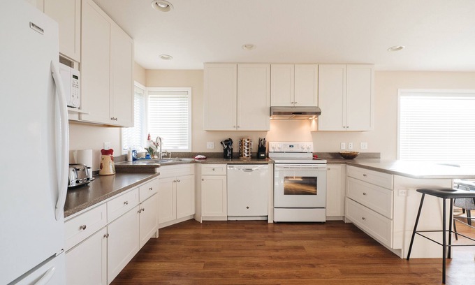 Williamsburg Casa | Engle Farmhouse 5BDR Vineyard Views