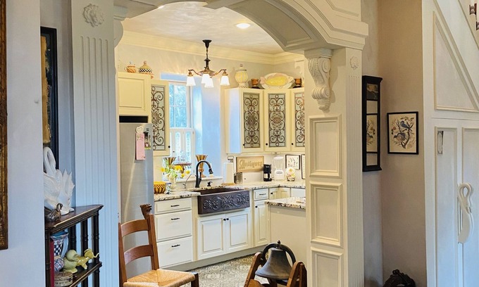 Skaneateles Cabaña | English cottage style circa 1814 stone school house - Skaneateles, NY