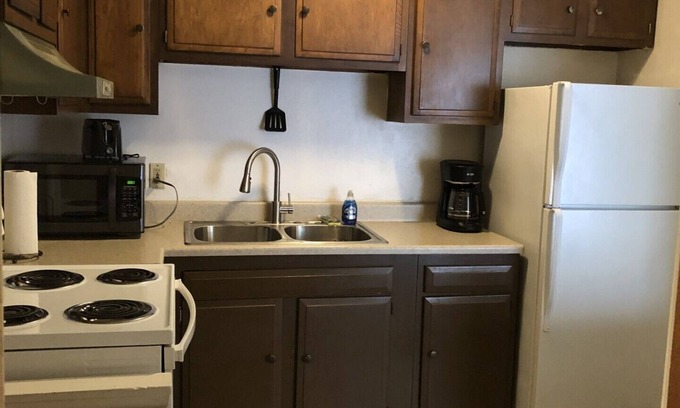 Maple Heights Apartamento | English Tudor Apartment with Assigned Covered Parking