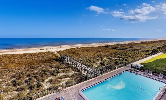 Fernandina Beach Condominio | Enhanced Unit with Awesome View of Atlantic from Private Balcony by RedAwning
