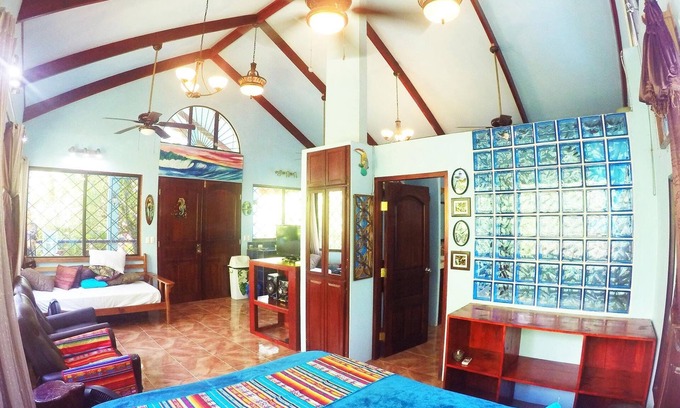Pavones Casa | Disfrute de 2 casas en 1 exuberante propiedad con piscina privada, Casa Azul y Aloha, aire acondicionado, WiFi