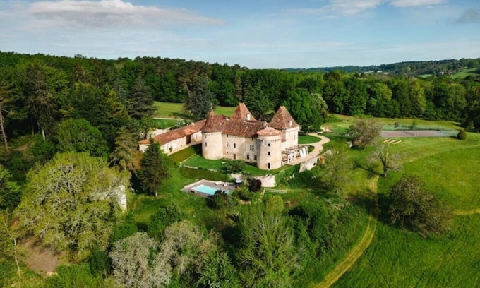 Saint-Aquilin Otro | Enjoy 20-30% off on this 15th century chateau with exquisite modern comforts.