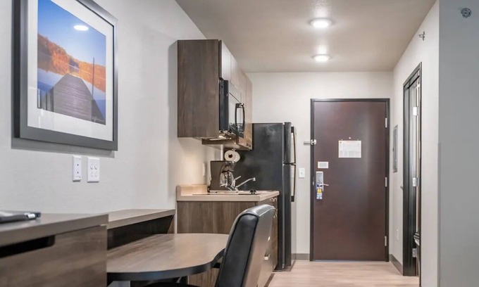 Wilkes East Casa | Enjoy 3 Pet-Friendly Rooms with Kitchen and Parking Included Near Oregon Zoo