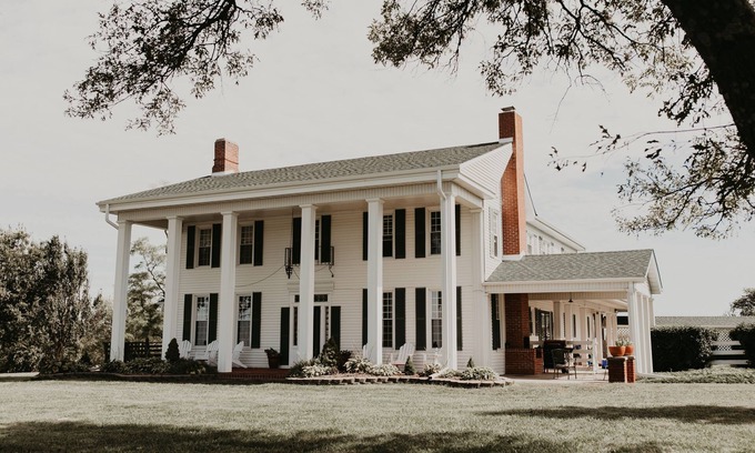 Buchanan County Casa | Disfruta de una hermosa casa colonial y todo el área de Kansas City tiene que ofrecer