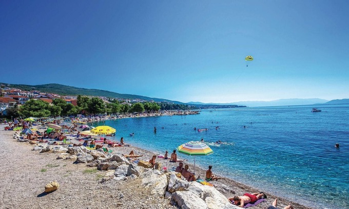 Hreljin Apartamento | Enjoy a beautiful view of the sea in this vacation apartment with whirlpool.