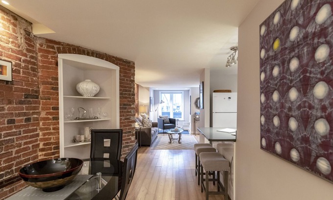 Capitol Hill Apartamento | Disfrute de una experiencia clásica de Capitol Hill a sólo 5 cuadras de la sede del poder.