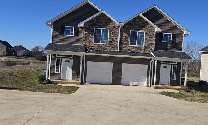 Harrisburg Condominio | Enjoy a convenient 3BR House near —Charlotte Motor Speedway & Uptown Charlotte.