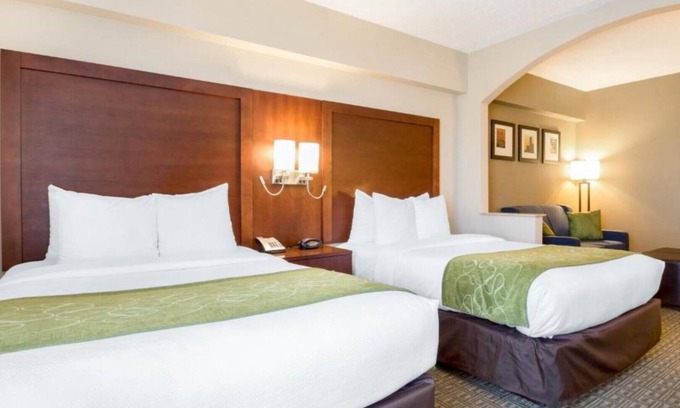 Avenel Casa | Enjoy a cozy bed and spacious room near the Newark Airport
