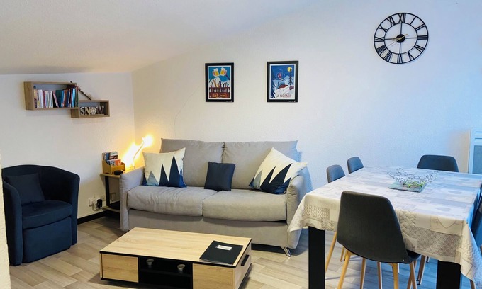 Villarodin-Bourget Apartamento | Enjoy a cozy n'est in the mountains with a view of the snow-capped mountains.