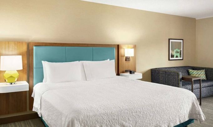 South Portland Casa | Enjoy a Hassle-Free and Suiting Stay! Pet-Friendly Property, Parking, Breakfast!
