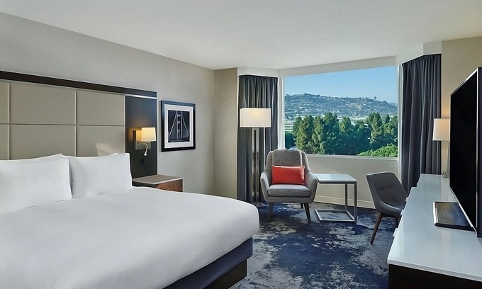 Redwood Shores Casa | Enjoy a Hassle-Free and Suiting Stay! Scenic Views, Pet-friendly Hotel with Pool