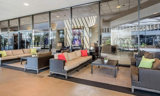 Los Angeles Complejo | Enjoy a Hassle-Free Stay! 2 Relaxing Units, Pet-Friendly, Airport Shuttle!