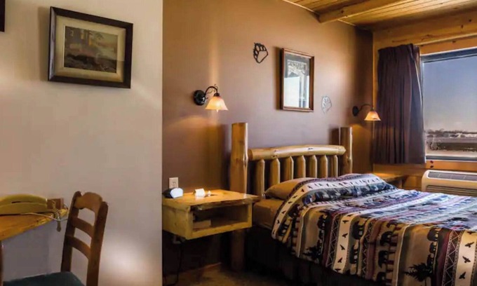 Rice Lake Cabina | Enjoy a lakeview sunset in Room 6 No Pet-The Bear's Den- Curriers Lakeview Lodge