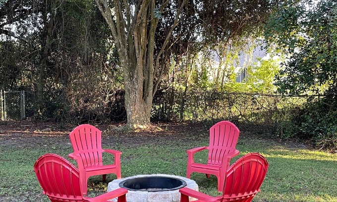 Bartow Casa | Enjoy a little bit of country in the city