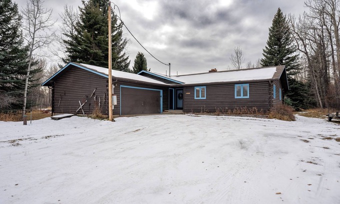 Red Lodge Cabina | Enjoy a peaceful retreat and a fisherman's dream on Rock Creek!