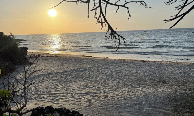 Castillogrande Cabina | Enjoy a pleasant Island stay in La Felicida, a cozy beach front rustic cabin