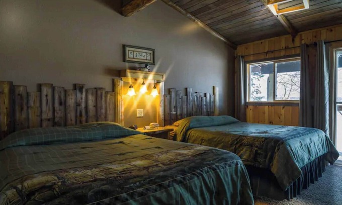 Rice Lake Cabina | Enjoy a quiet stay on the lake in Room 19 - The Wood Duck Room - Curriers Lakeview