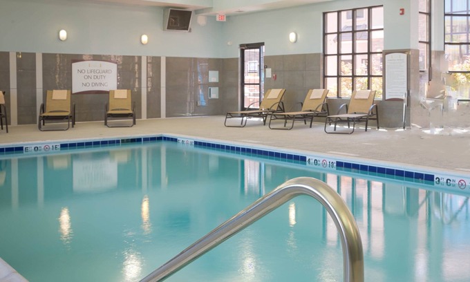 Maumee Condominio | Enjoy a relaxing stay in Maumee | King Suite Near Bowling Green State University