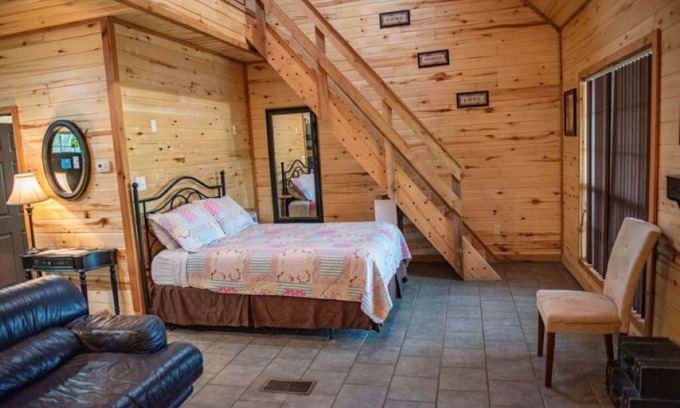 Lindale Cabina | Enjoy a Rustic Chic Cabin in East TX!
