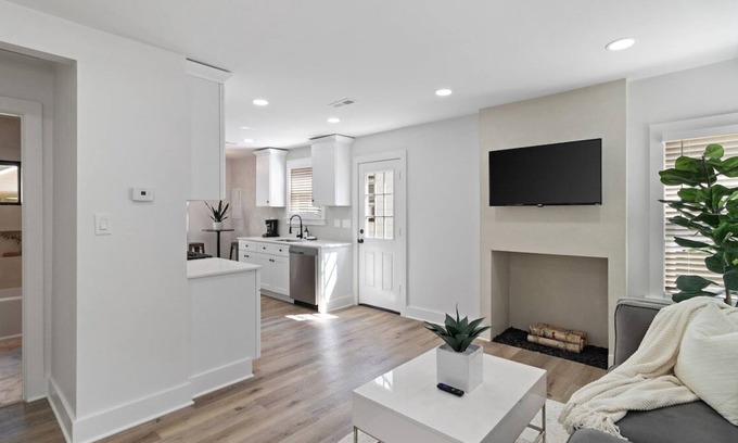 Hazel Park Casa | Enjoy a stay in this stylish 3 bedroom 1 bath home in Hazel Park