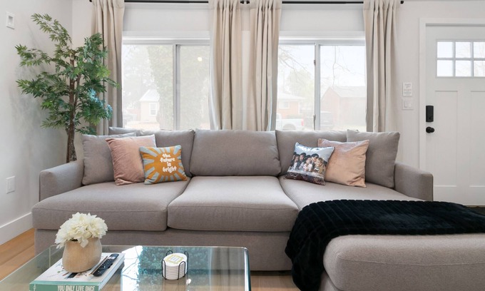 Hazel Park Casa | Enjoy a stay in this stylish 2 bedroom 1 bath home in Hazel Park