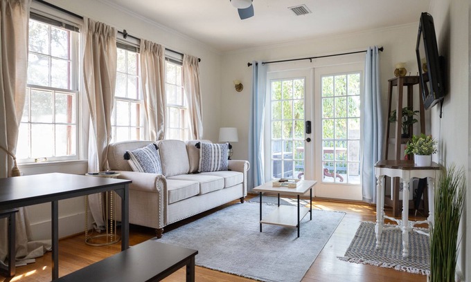 Oak Point Cabaña | Enjoy a stylish experience at this centrally-located guest house DOWNTOWN!