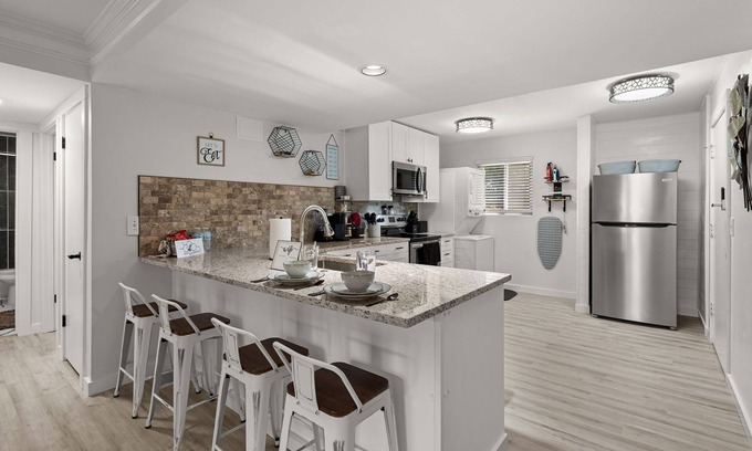 Hanahan Apartamento | Enjoy a stylish experience at this centrally-located space.