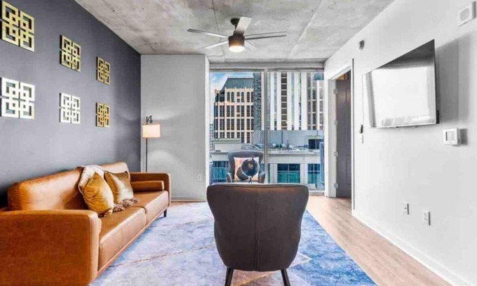 Midtown Apartamento | Enjoy a stylish experience! This is a great location for anyone who is looking to relax and enjoy what the city has to offer.