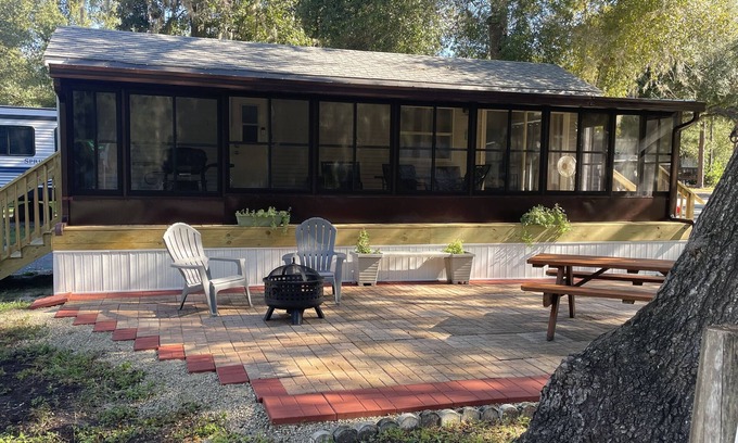 Salt Springs Cabina | Enjoy a view of Little Lake Kerr while sipping your coffee!
