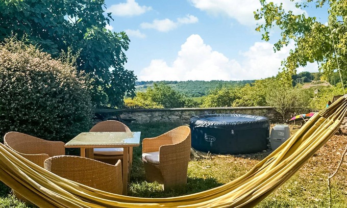 Velines Casa | Enjoy a wonderful time in this inviting vacation home in an idyllic location.