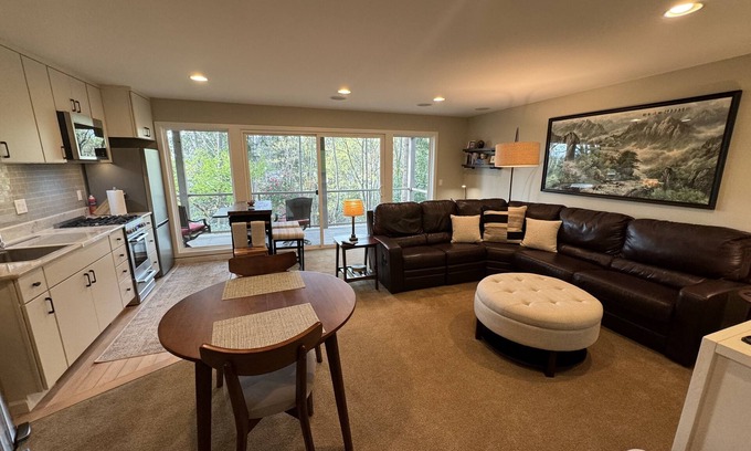 Hawthorne Hills Apartamento | Enjoy all the comforts of home in a safe, wooded area of NE Seattle, close to UW