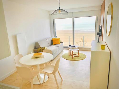 Middelkerke Apartamento | Enjoy and relax with a view of the sea