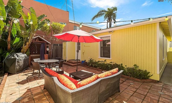 Silver Strand Cabaña | Enjoy Beachlife in Quaint Beach House 4 min walk to beach