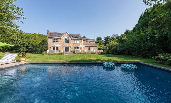 Bridgehampton Casa | Disfrute de hermosas puestas de sol sobre campos de cultivo desde la cubierta posterior de esta casa de playa