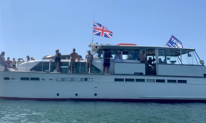 Harsens Island Alquiler De Eote | Enjoy beautiful Harsens Island on your own private yacht.