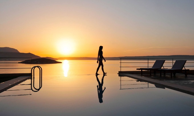 Plaka Villa | ¡Disfruta de impresionantes puestas de sol desde la mejor piscina infinita!