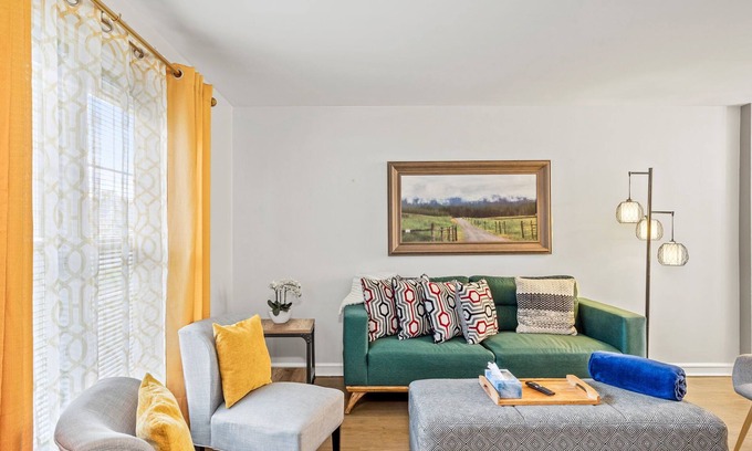 Belmont Cragin Casa | Enjoy Chicago/suburbs 2BR townhouse fully equipped