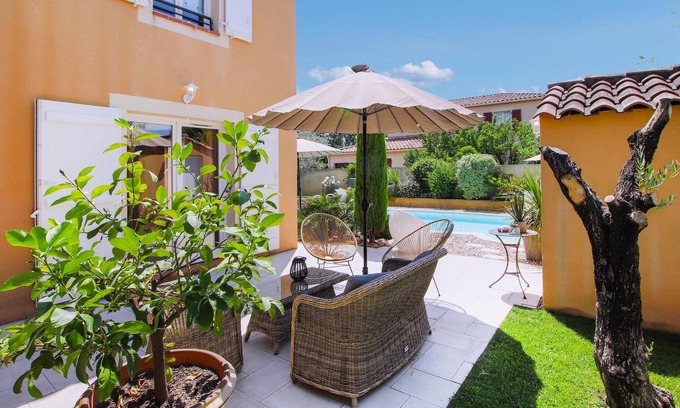 Morieres-les-Avignon Casa | Enjoy comfort, good facilities and space in this beautiful vacation home with swimming pool.