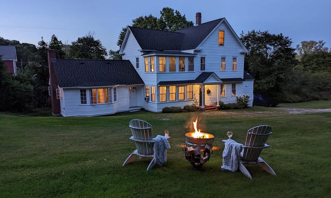 Lenox Casa | Disfruta de la elegancia cómoda en esta gran casa aislada ubicada en la ciudad de Lenox