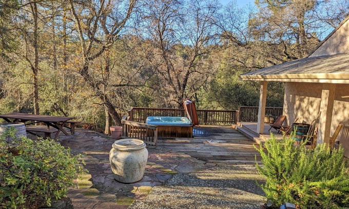 Angels Camp Casa | Enjoy concerts, wine, beer tasting, shopping or relaxing in town by Angels Creek