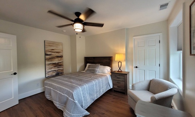 Tazewell Apartamento | Enjoy easy access to everything from this perfectly located home base