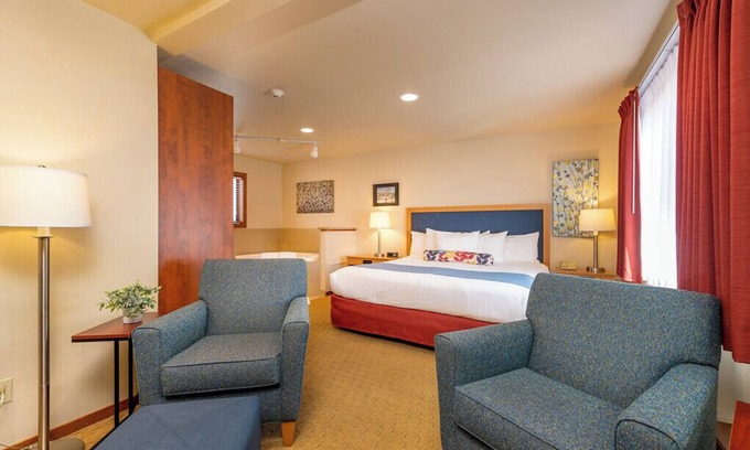 Leavenworth Hotel | Enjoy easy walking access to all Leavenworth has to offer after a relaxing night in our spacious King room with in-room jacuzzi tub and cozy fireplace.