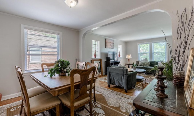 Evanston Apartamento | Enjoy Evanston! Slow Down After a Busy Day Sight Seeing - Walking Distance from Public Transportation apts