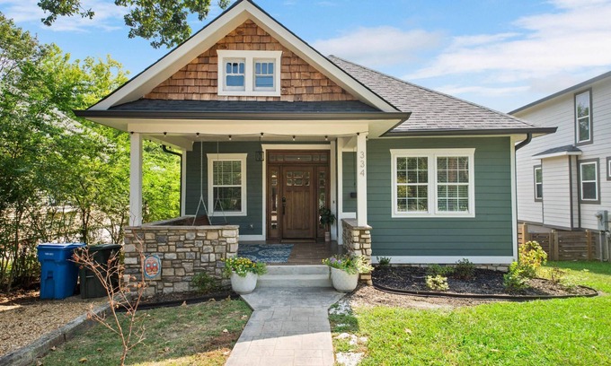 North Chattanooga Casa | Enjoy Fall Colors in Historic Northshore! Walk to TN River; Mtn Views, Porch Swing - Chattanooga