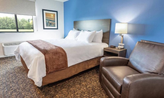 Huntersville Hotel | Enjoy Full Kitchen & Cozy Space in Huntersville! | Free Parking, BBQ Facilities!
