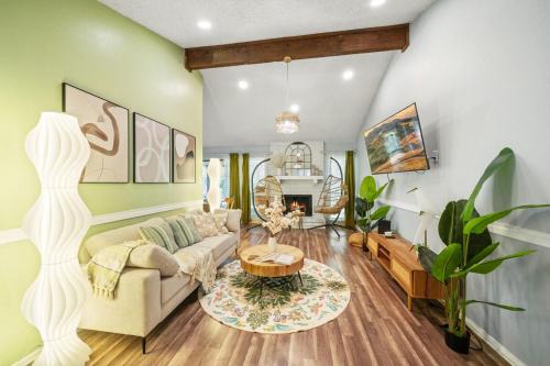 Country View Casa | Enjoy Games at Designer 3BR w Fenced Backyard