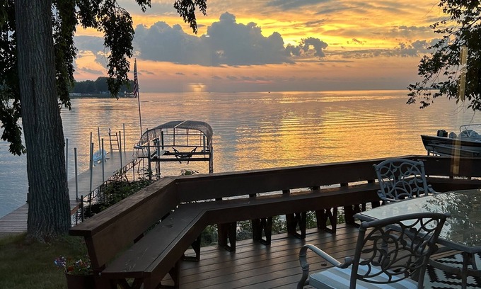 Isle Cabina | Enjoy Summer at the lake with amazing views and gorgeous sunsets! Don't miss out
