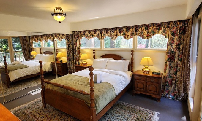 Hollyburn Casa | Enjoy in peace and a natural garden during your stay
